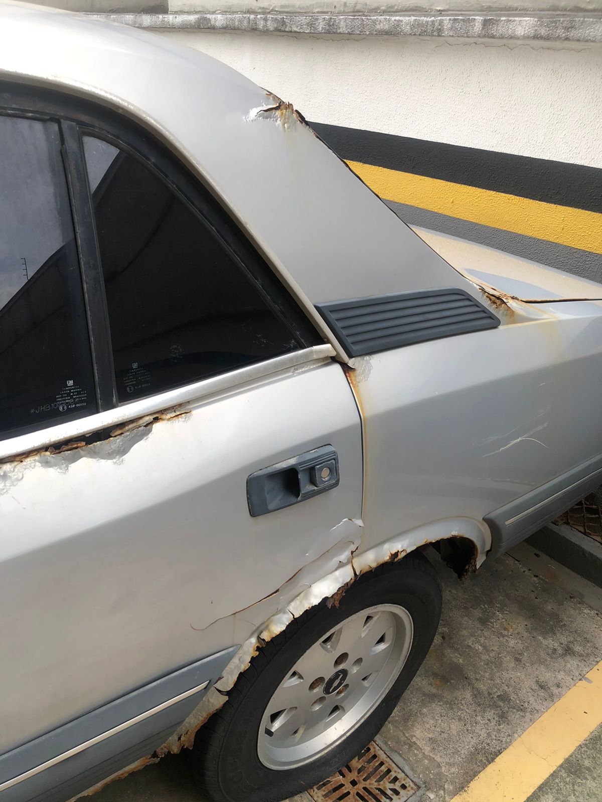 Lateral mostrando ferrugem